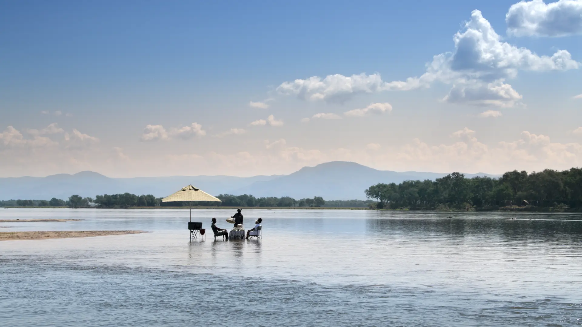 Zllc lolebezi in river dining